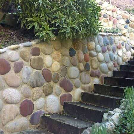 Stone retaining wall